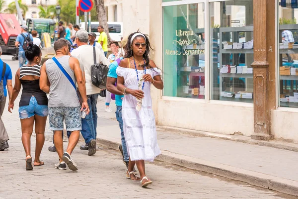 Cuba, Havana - 5 mei 2017: Mensen op Havana straat. Kopiëren van ruimte. — Stockfoto