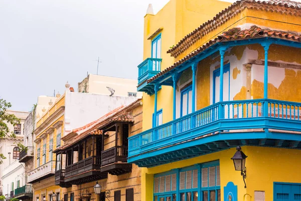 Blick auf das Mehrfamilienhaus, havana, kuba. Kopierraum. — Stockfoto