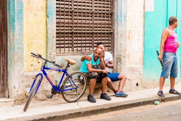 Cuba, Havana - 5 mei 2017: Cubaanse jongens op Havana straat. Ruimte voor tekst kopiëren. — Stockfoto