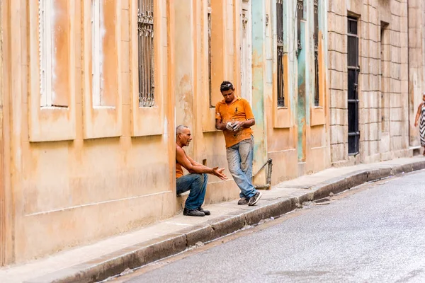 КУБА, Хавана - 5 мая 2017 года: Кубинские парни на улице Гавана. Копирование текста . — стоковое фото