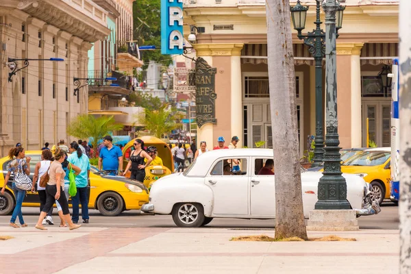 CUBA, HAVANA - 5 MAI 2017 : Des gens dans la rue de La Havane. Espace de copie pour le texte . Image En Vente