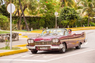 Küba, Havana - 5 Mayıs 2017: Amerikan retro-cabriolet şehrin sokak üzerinde. Metin için yer kopyalayın.