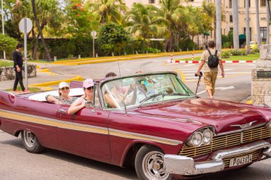 Küba, Havana - 5 Mayıs 2017: Amerikan retro-cabriolet şehrin sokak üzerinde. Metin için yer kopyalayın. Yakın çekim.