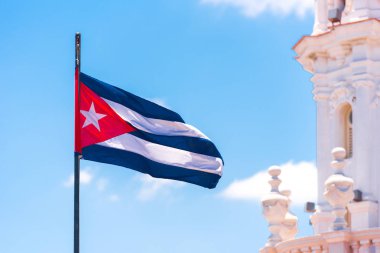 Küba bayrağı mavi gökyüzü. Kopya alanı.                                               