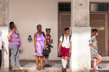 Küba, Havana - 5 Mayıs 2017: Grup building yakınındaki insan. Metin için yer kopyalayın.                              
