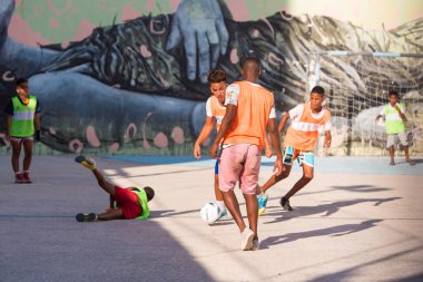 Küba, Havana - 5 Mayıs 2017: Çocuklar Futbol oynuyorlar. Metin için yer kopyalayın.  
