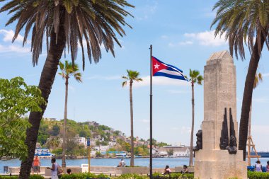 Küba, Havana - 5 Mayıs 2017: Anıt ve bayrağı Rıhtımlar üzerinde. Metin için yer kopyalayın.              