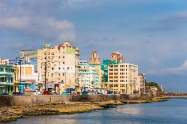 Küba, Havana - 5 Mayıs 2017: Konut Malecón dolgu üzerinde görünümünü. Metin için yer kopyalayın. 