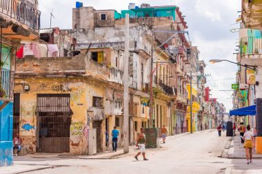 Küba, Havana - 5 Mayıs 2017: Eski Havana, Küba'nın sokak görünümünü. Kopya alanı.                           