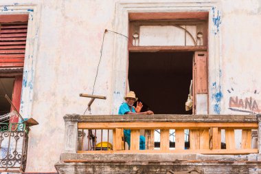 Küba, Havana - 5 Mayıs 2017: Küba adam balkonda. Kopya alanı.