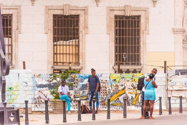 Куба, Гавани - 5 травня 2017: Люди на вулиці стара Гавана. Копія простір для тексту. — стокове фото