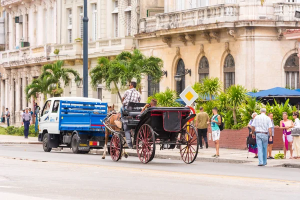 CUBA, HAVANA - 5 พฤษภาคม ค.ศ. 2017: รถม้าที่มีม้าบนถนนในเมือง คัดลอกพื้นที่สําหรับข้อความ . — ภาพถ่ายสต็อก