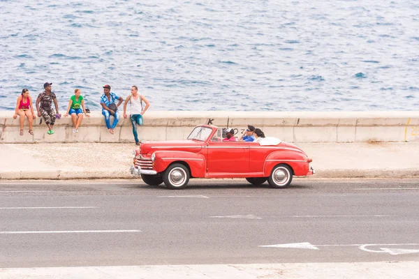 Kuba, Havanna - 2017. május 5.: Amerikai piros retro cabriolet a város utca. Hely, a szöveg másolása. — Stock Fotó
