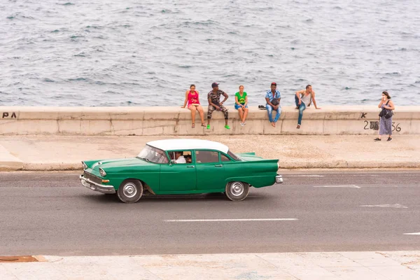 CUBA, LA HABANA - 5 de mayo de 2017: Paseos en automóvil retro verde estadounidense a lo largo del paseo marítimo. Copiar espacio para texto . — Foto de Stock