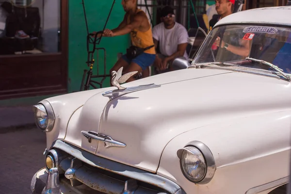 Kuba, Havanna - 5. Mai 2017: amerikanisches weißes Retro-Auto auf der Stadtstraße. Nahaufnahme. — Stockfoto