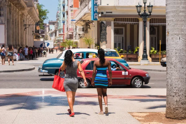 Kuba, Havanna - 2017. május 5.: Lányok a kubai utcában. Hely, a szöveg másolása. — Stock Fotó