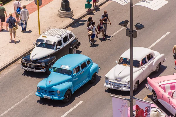 Kuba, Hawana - 5 maja 2017: Amerykański wielobarwny retro samochody na parkingu. Kopiować miejsca na tekst. Widok z góry. — Zdjęcie stockowe