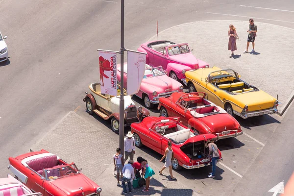 Kuba, Hawana - 5 maja 2017: Amerykański wielobarwny retro samochody na parkingu. Kopiować miejsca na tekst. Widok z góry. — Zdjęcie stockowe