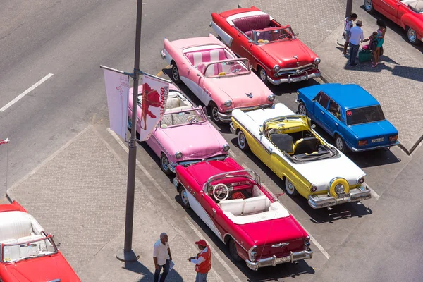 Kuba, Hawana - 5 maja 2017: Amerykański wielobarwny retro samochody na parkingu. Kopiować miejsca na tekst. Widok z góry. — Zdjęcie stockowe