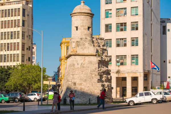 CUBA, LA HABANA - 5 de mayo de 2017: Vista de la antigua torre. Copiar espacio para texto . — Foto de Stock