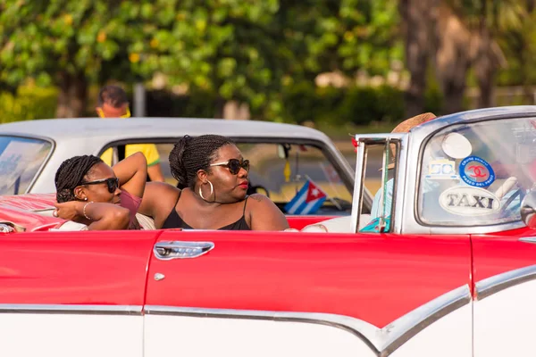 CUBA, LA HABANA - 5 de mayo de 2017: Mujeres africanas se sientan en un cabriolet retro americano. Primer plano . —  Fotos de Stock