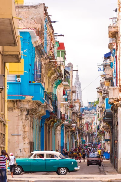 Küba, Havana - 5 Mayıs 2017: Eski Havana, Küba'nın sokak görünümünü. Uzay kopyalayın. Dikey. — Stok fotoğraf