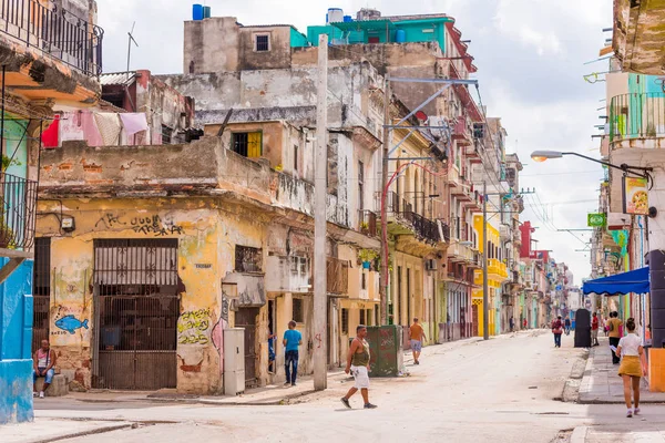 CUBA, HAVANA - 5 MAGGIO 2017: Veduta della strada della vecchia L'Avana, Cuba. Copia spazio . — Foto Stock