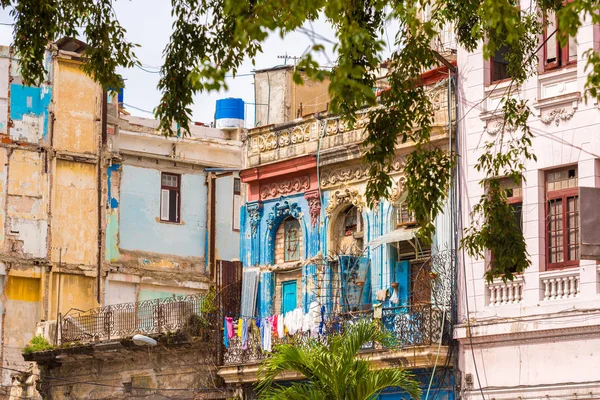 Blick auf das Mehrfamilienhaus, Havanna, Kuba. — Stockfoto