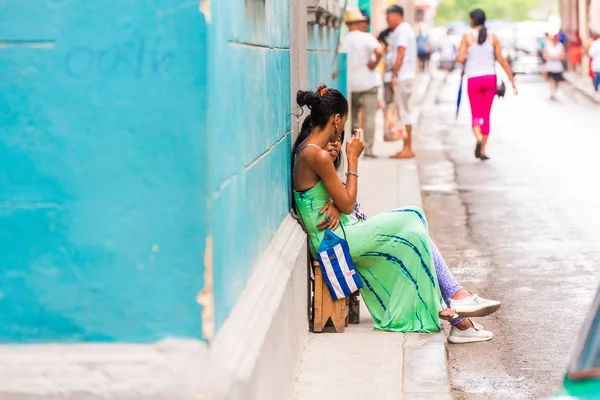 Cuba, Havana - 5 mei 2017: Cubaanse vrouwen op een stad straat. Ruimte voor tekst kopiëren. — Stockfoto
