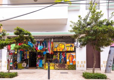 Santo Domingo, Dominik Cumhuriyeti - 8 Ağustos 2017: Hediyelik eşya dükkanından bir bakış. Metin için yer kopyalayın.