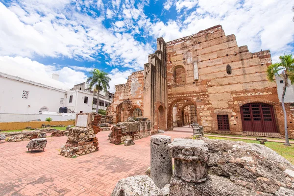 Pohled na ruiny z nemocnice svatého Mikuláše z Bari, Santo Domingo, Dominikánská republika. Kopírovat prostor pro text. — Stock fotografie