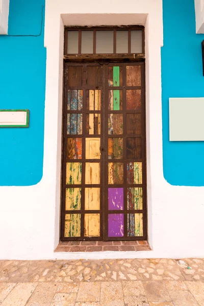 Vista de la antigua puerta luminosa, Santo Domingo, República Dominicana. Copia espacio para texto. Vertical . — Foto de Stock