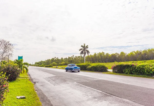 Viñales, Cuba - 13 mei 2017: Amerikaanse retro auto op de weg. Ruimte voor tekst kopiëren. — Stockfoto