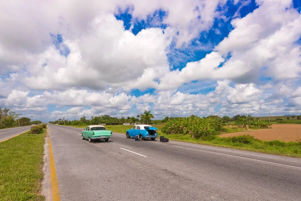 Viñales, Cuba - 13 mei 2017: Amerikaanse retro auto's op de weg. Ruimte voor tekst kopiëren. — Stockfoto