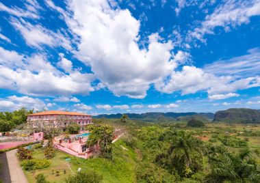 Vinales, Küba - 13 Mayıs 2017: Otel ve Vinales Vadisi görünümünü. Metin için yer kopyalayın.                    