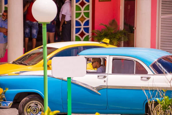Vinales, Куба - 13 травня 2017: Американський синій ретро автомобіль на стоянці, Vinales, Пінар-дель-Ріо, кубі. Закри. — стокове фото