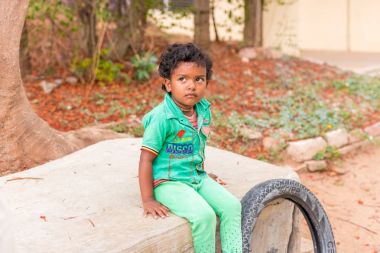 Puttaparthi, Andhra Pradesh, Hindistan - 9 Temmuz 2017: Sokaktaki Hint şirin kız portresi. Metin için yer kopyalayın.                                 