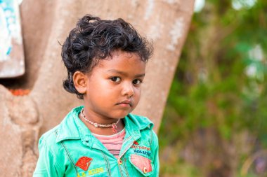 Puttaparthi, Andhra Pradesh, Hindistan - 9 Temmuz 2017: Sokaktaki Hint şirin kız portresi. Yakın çekim.