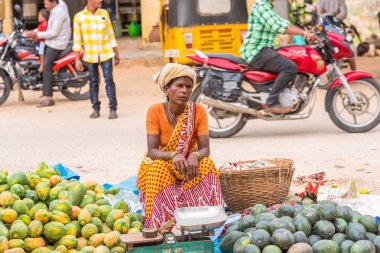 Puttaparthi, Andhra Pradesh, Hindistan - 9 Temmuz 2017: Hint pazarında. Metin için yer kopyalayın.
