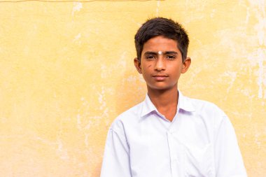 Puttaparthi, Andhra Pradesh, Hindistan - 9 Temmuz 2017: Beyaz elbiseli Hintli bir adam portresi. Yakın çekim.