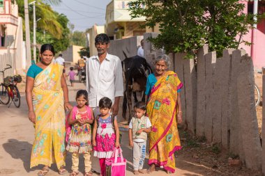 Puttaparthi, Andhra Pradesh, Hindistan - 9 Temmuz 2017: Hint aile sokak bir köyde. Metin için yer kopyalayın.