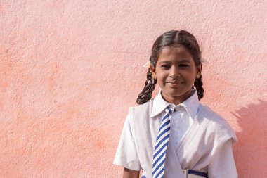 Puttaparthi, Andhra Pradesh, Hindistan - 9 Temmuz 2017: Hindistanlı bir kız portresi. Metin için yer kopyalayın. 