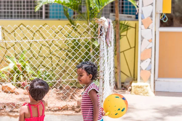 Puttaparthi, Andhra Pradesh, Hindistan - 9 Temmuz 2017: sokakta oynayan Hintli kızlar. Metin için yer kopyalayın.
