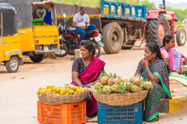 Puttaparthi, Andhra Pradesh, Hindistan - 9 Temmuz 2017: Hint pazarında. Metin için yer kopyalayın.