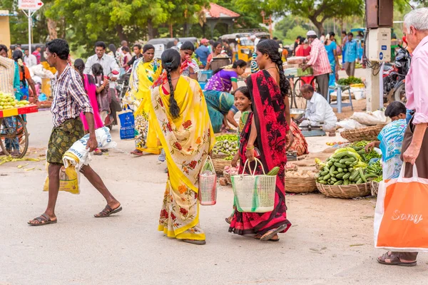 Puttaparthi, Andhra Pradesh, Hindistan - 9 Temmuz 2017: Hint pazarında. Metin için yer kopyalayın.