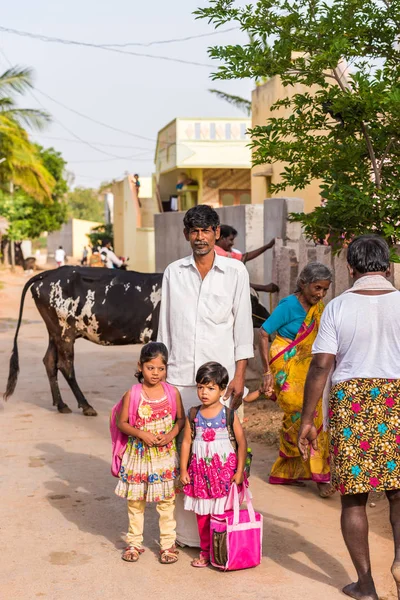 Puttaparthi, Andhra Pradesh, Hindistan - 9 Temmuz 2017: Hint aile sokak bir köyde. Dikey.