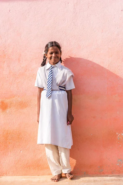 Puttaparthi, Andhra Pradesh, Hindistan - 9 Temmuz 2017: Hintli kız okul üniformalı. Metin için yer kopyalayın. Dikey.