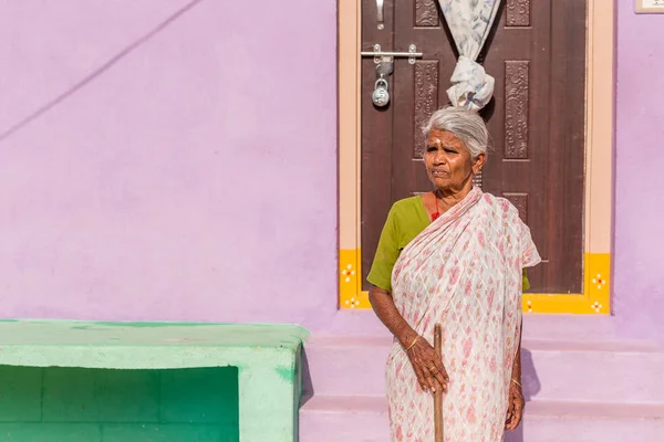 PUTTAPARTHI, ANDHRA PRADESH, INDE - 9 JUILLET 2017 : Une Indienne âgée à la porte d'une maison. Espace de copie pour le texte . — Photo