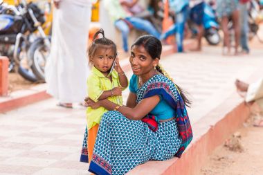 Puttaparthi, Andhra Pradesh, Hindistan - 9 Temmuz 2017: Küçük Hintli kız anne ile yolda. Metin için yer kopyalayın.