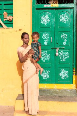 Puttaparthi, Andhra Pradesh, Hindistan - 9 Temmuz 2017: Hint kadınla bebek. Metin için yer kopyalayın. Dikey.
